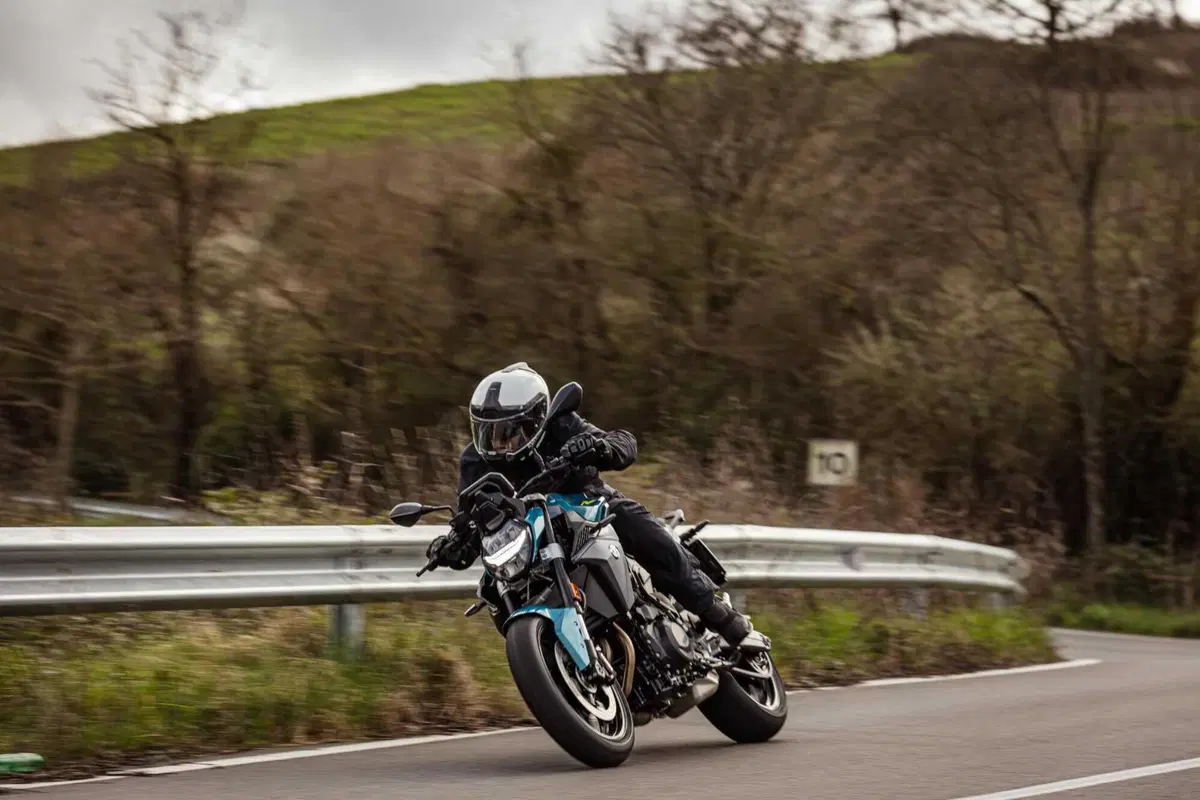 BMW F 900 R TEST [VIDEO E GALLERY] (11)