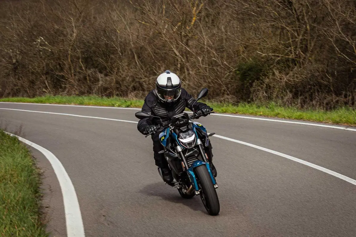 BMW F 900 R TEST [VIDEO E GALLERY] (10)