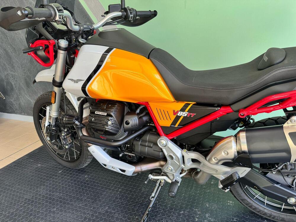 Moto Guzzi V85 TT (2021 - 23) (4)