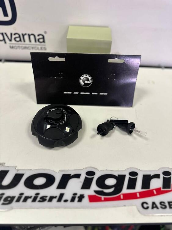 TAPPO CON CHIAVE CAN-AM G2 G2S G2L (2)