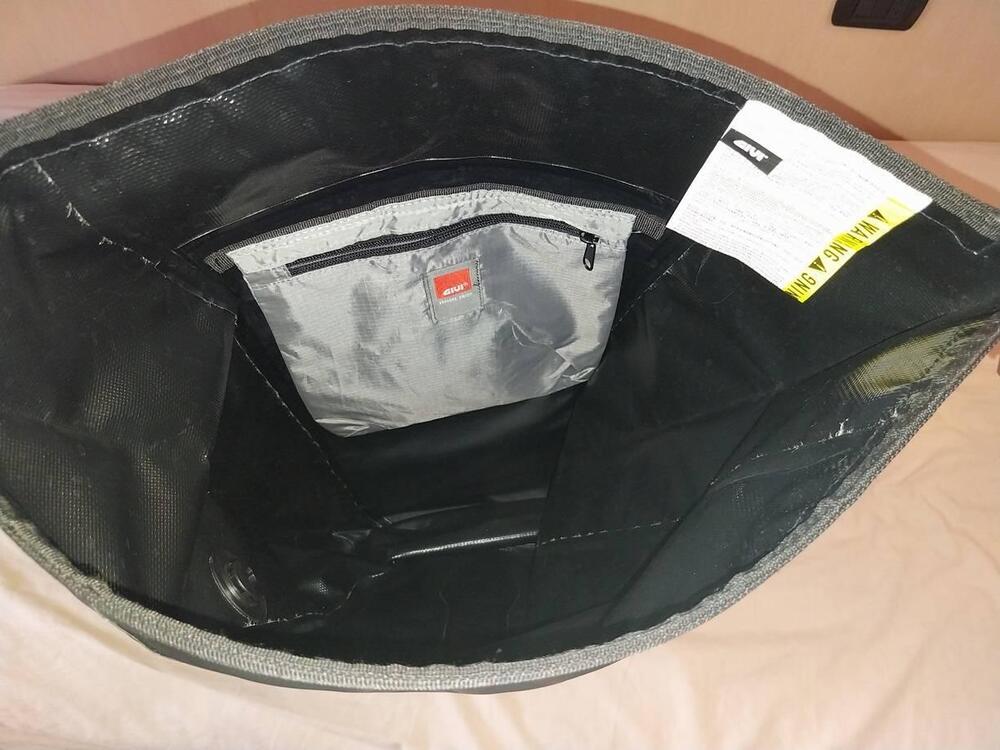 Zaino moto impermeabile GIVI 35L UT802 (3)