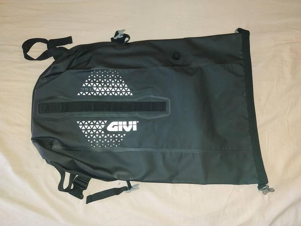 Zaino moto impermeabile GIVI 35L UT802