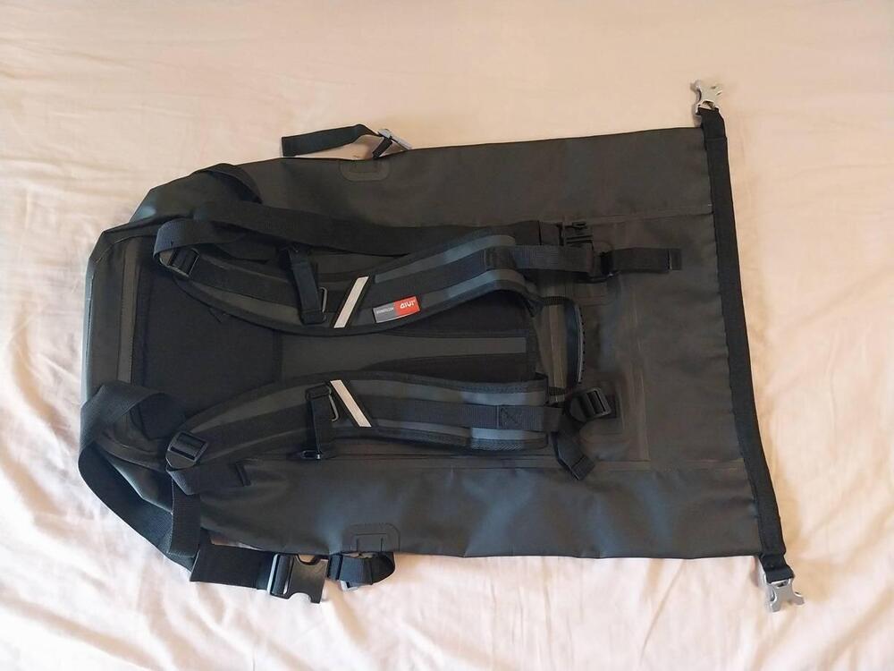 Zaino moto impermeabile GIVI 35L UT802 (2)