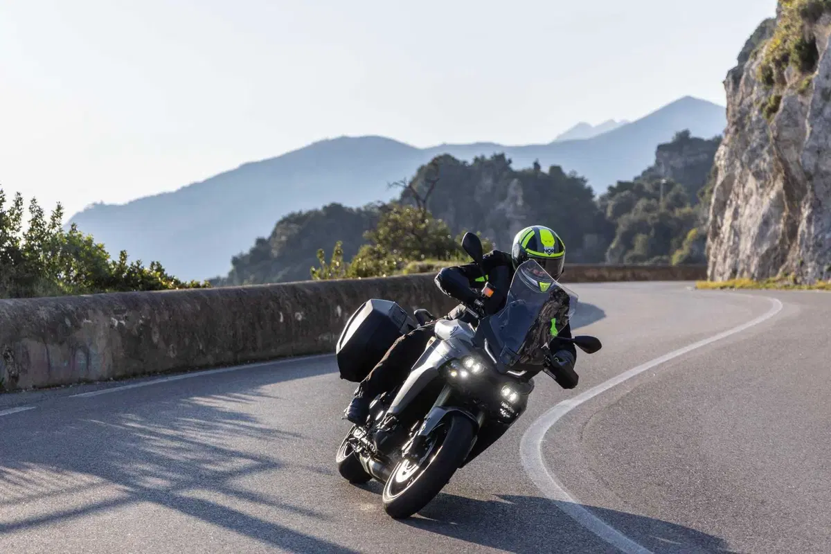 Yamaha Tracer 9 GT 2025: la turistica che sfida il confine con le sportive [VIDEO] (5)