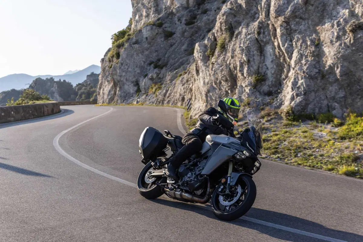 Yamaha Tracer 9 GT 2025: la turistica che sfida il confine con le sportive [VIDEO] (6)
