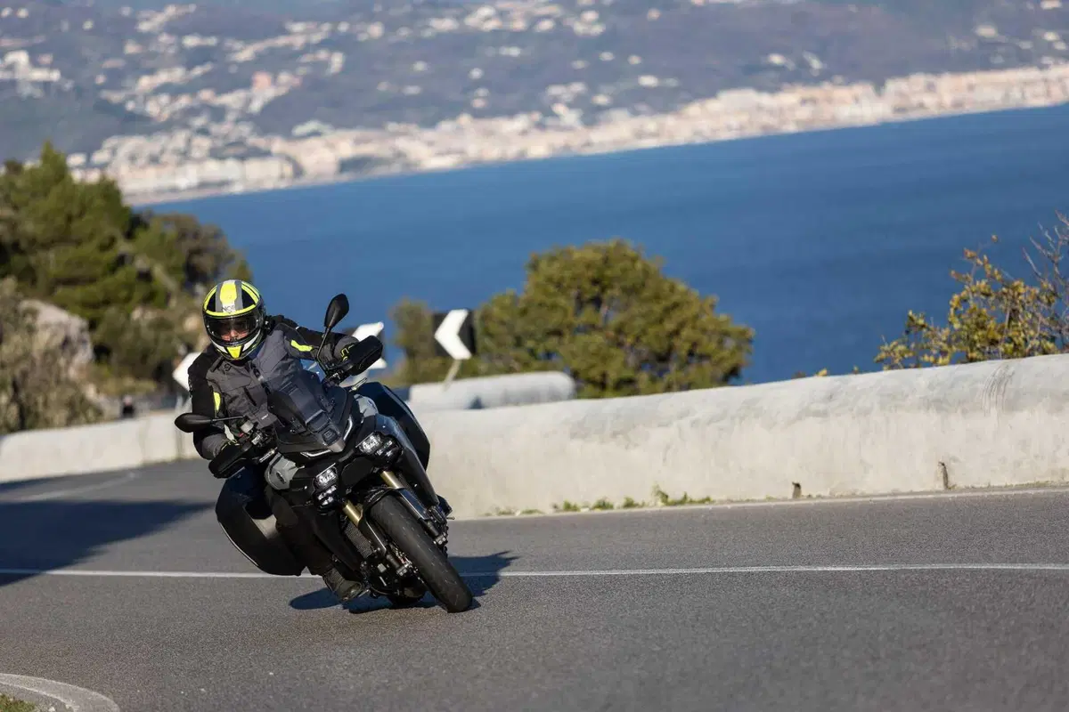 Yamaha Tracer 9 GT 2025: la turistica che sfida il confine con le sportive [VIDEO] (7)