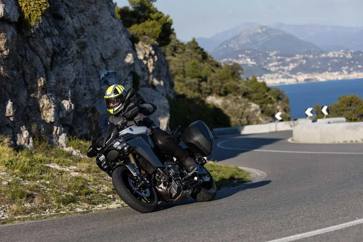 Yamaha Tracer 9 GT 2025: la turistica che sfida il confine con le sportive [VIDEO] (4)