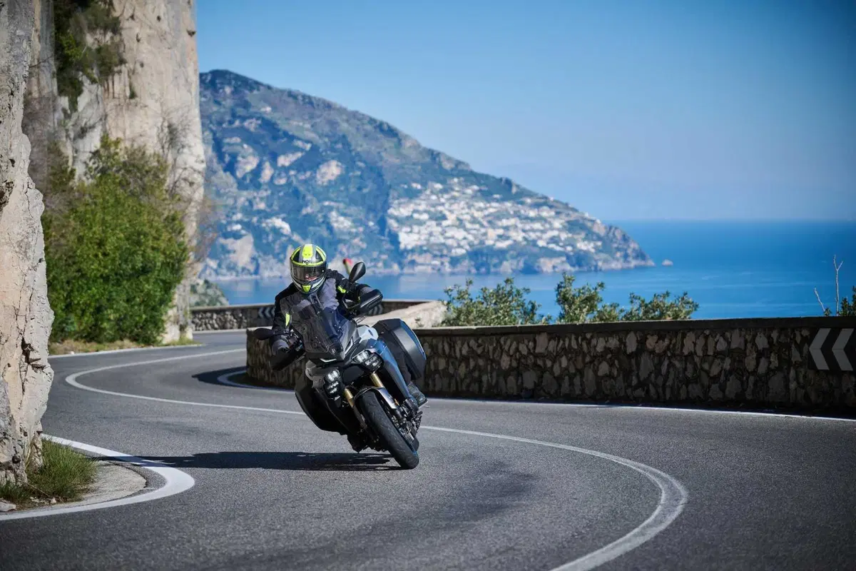 Yamaha Tracer 9 GT 2025: la turistica che sfida il confine con le sportive [VIDEO] (9)