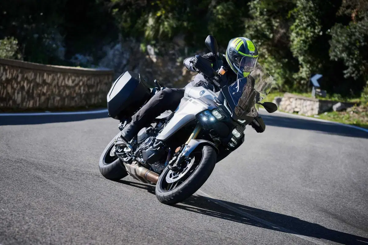 Yamaha Tracer 9 GT 2025: la turistica che sfida il confine con le sportive [VIDEO] (8)