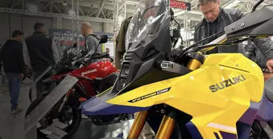 Suzuki a MotoDays 2025: dalla GSX-8R Trofeo alle V-Strom, fino al ritorno della DR-Z 400 [VIDEO]