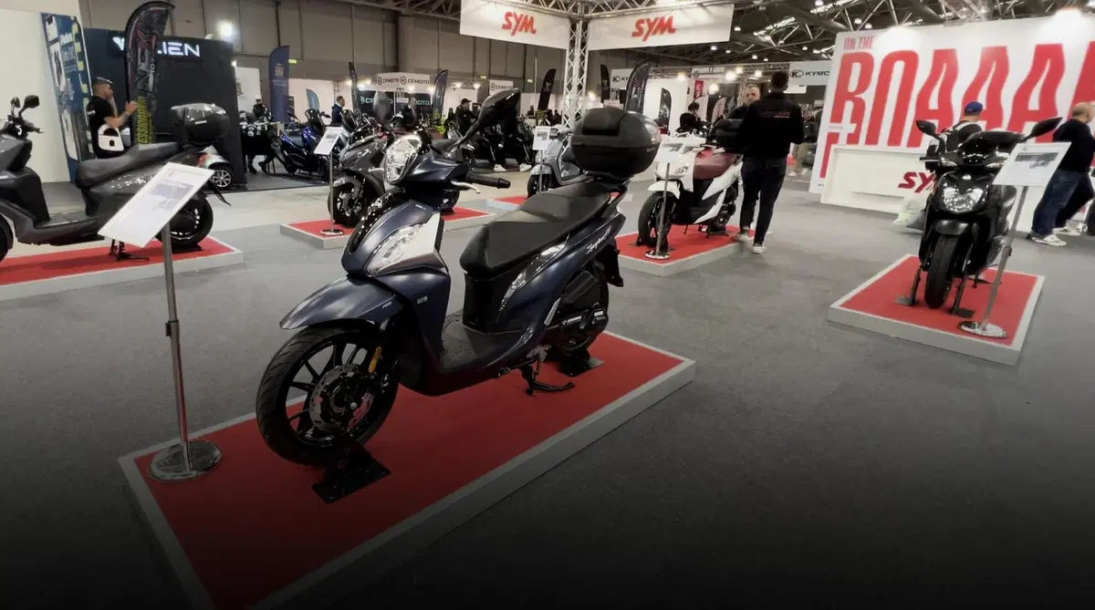 SYM a MotoDays 2025: debutta l'ADX 400, l'adventure scooter che completa la gamma [VIDEO]
