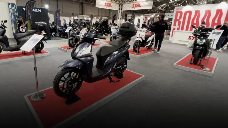 SYM a MotoDays 2025: debutta l'ADX 400, l'adventure scooter che completa la gamma [VIDEO]