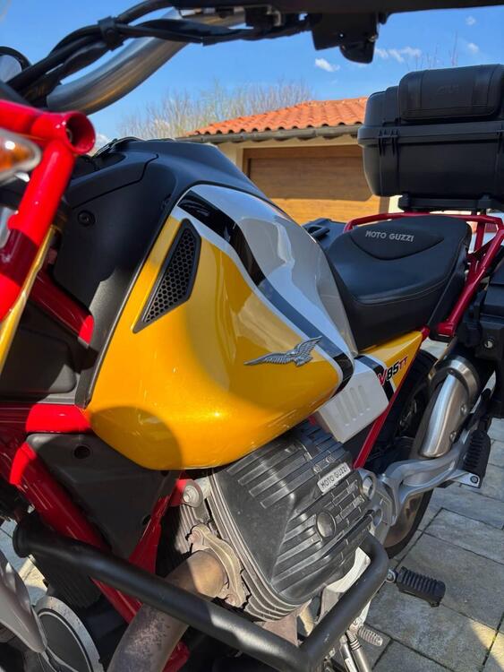 Moto Guzzi V85 TT Evocative Graphics (2019 - 20) (3)