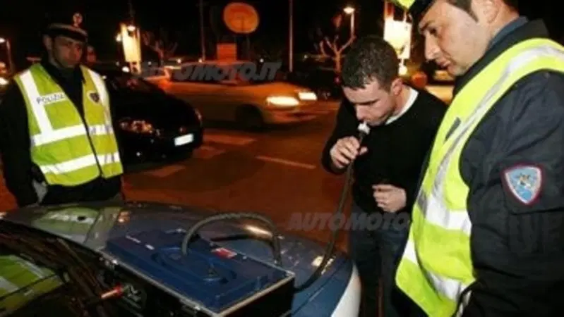 Multa da 1100 euro e lavori socialmente utili per insegnante in bicicletta positivo al Alcoltest