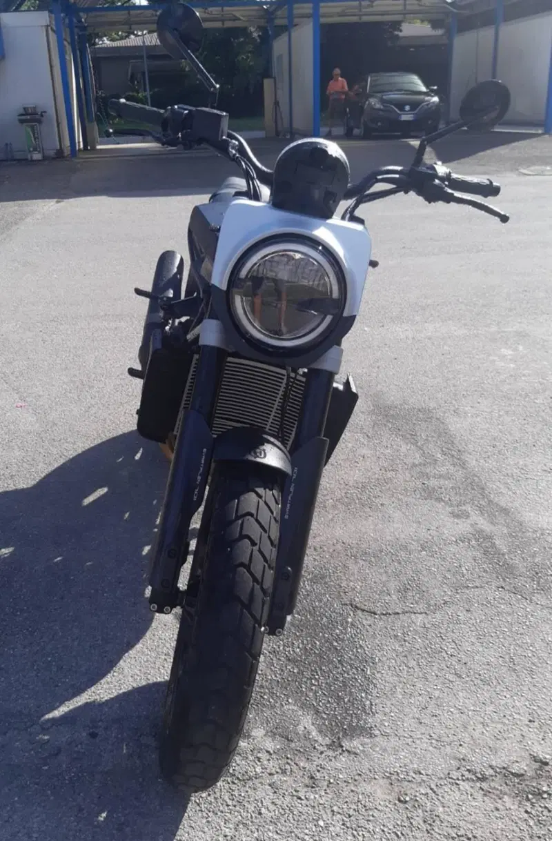 Husqvarna Svartpilen 701 (2020) (9)