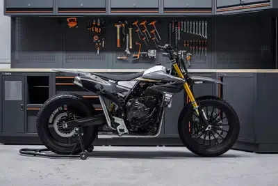 Una T&egrave;n&egrave;r&egrave; mai vista prima! Rough Crafts stravolge la T7 in una flat track