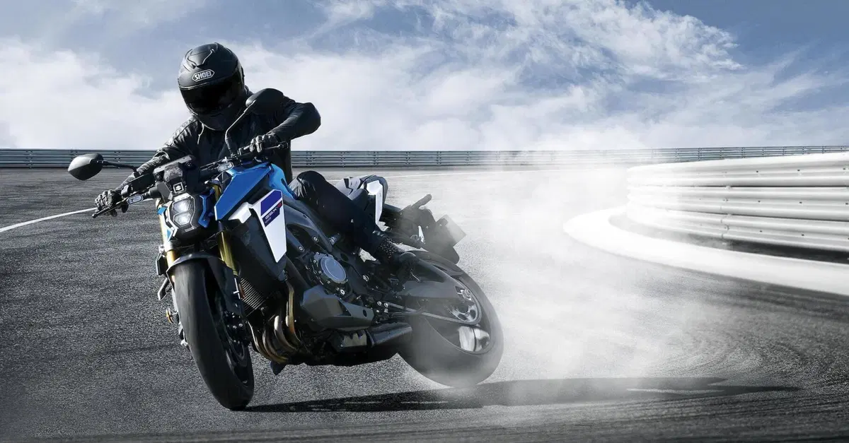Suzuki annuncia la nuova GSX-S1000 EVO, rinnovata nel look ed ora con l'Akrapovic di serie