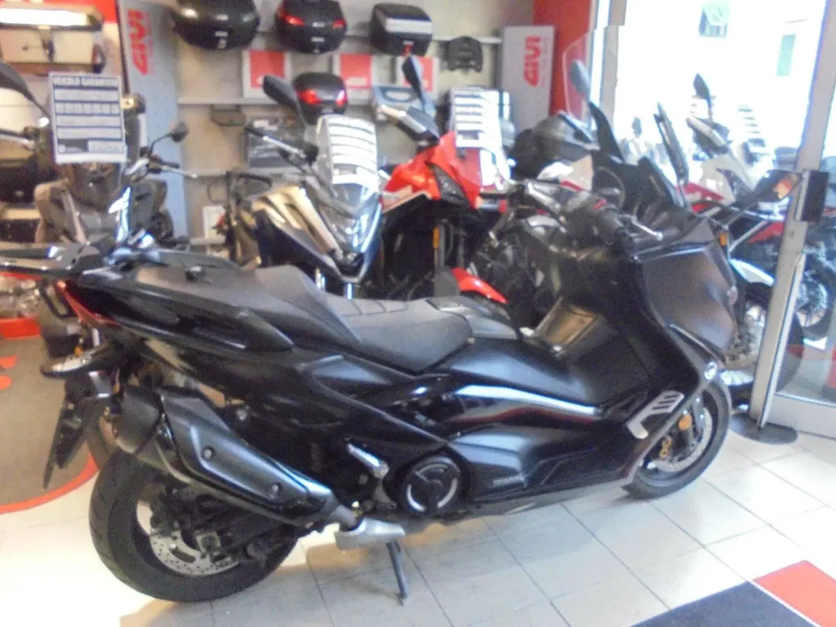 Yamaha T-Max 560 Tech Max (2021)