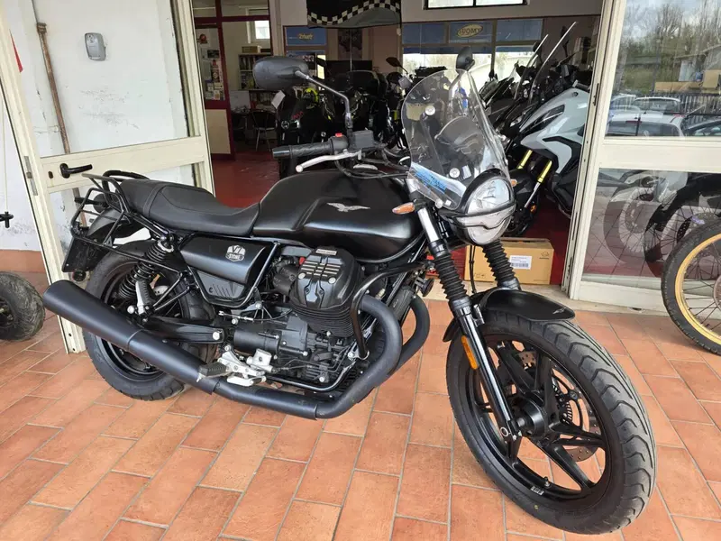 Moto Guzzi V7 Stone (2021 - 24) (2)