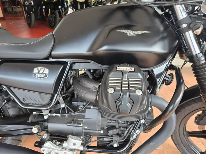 Moto Guzzi V7 Stone (2021 - 24) (10)