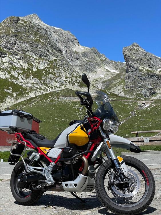 Moto Guzzi V85 TT Evocative Graphics (2019 - 20) (2)