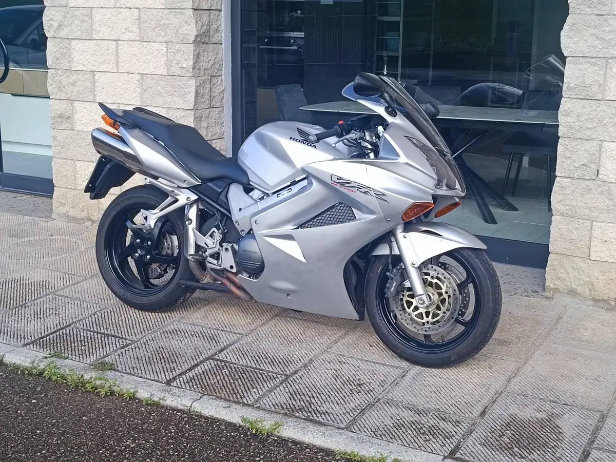 Honda VFR 800 (2002 - 05) (3)