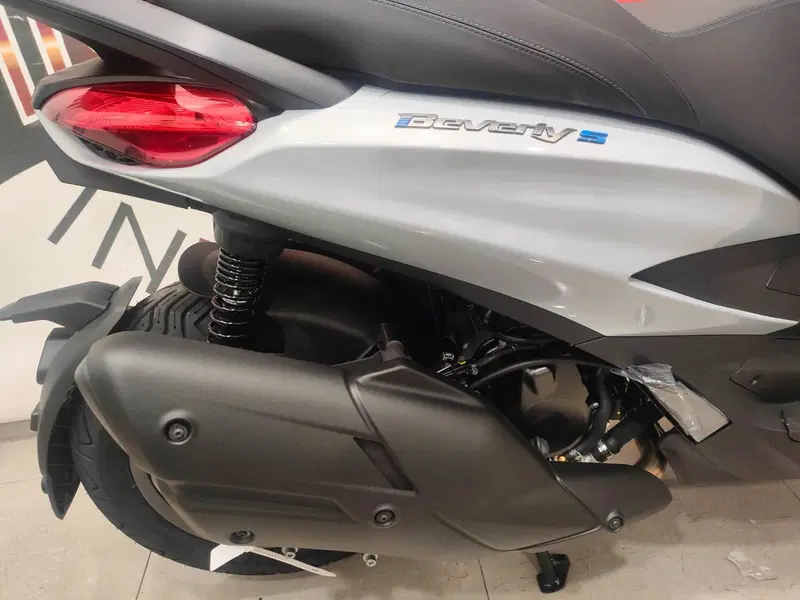 Piaggio Beverly 400 S (2025 - 26) (7)