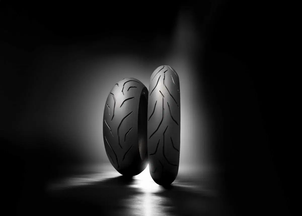 CURVEMASTER: Dunlop presenta la nuova SportSmart mk4 in modalità "videogame"