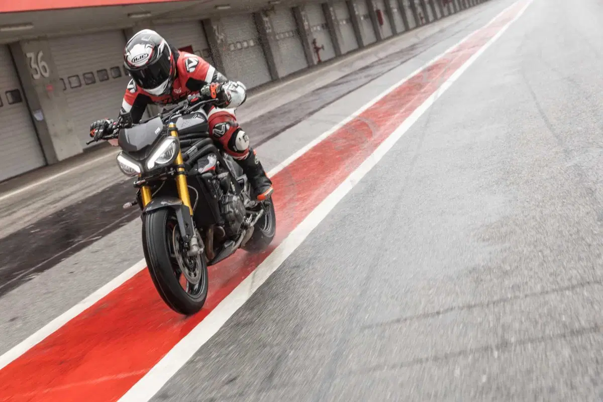Triumph Speed Triple 1200 RS 2025 TEST [GALLERY] (3)