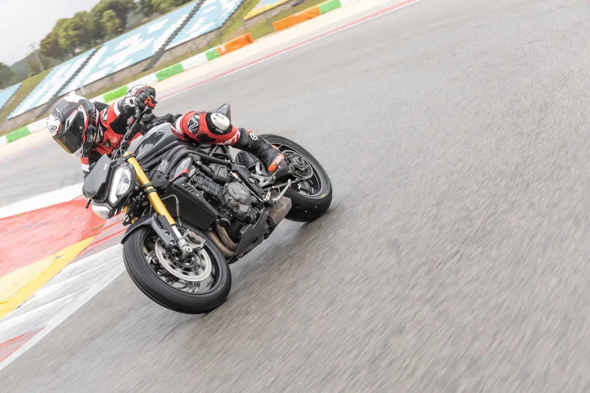 Triumph Speed Triple 1200 RS 2025 TEST [GALLERY] (6)