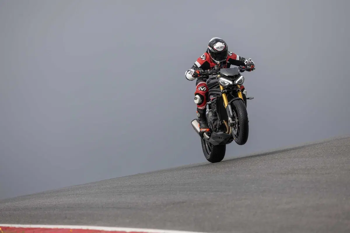 Triumph Speed Triple 1200 RS 2025 TEST [GALLERY] (13)