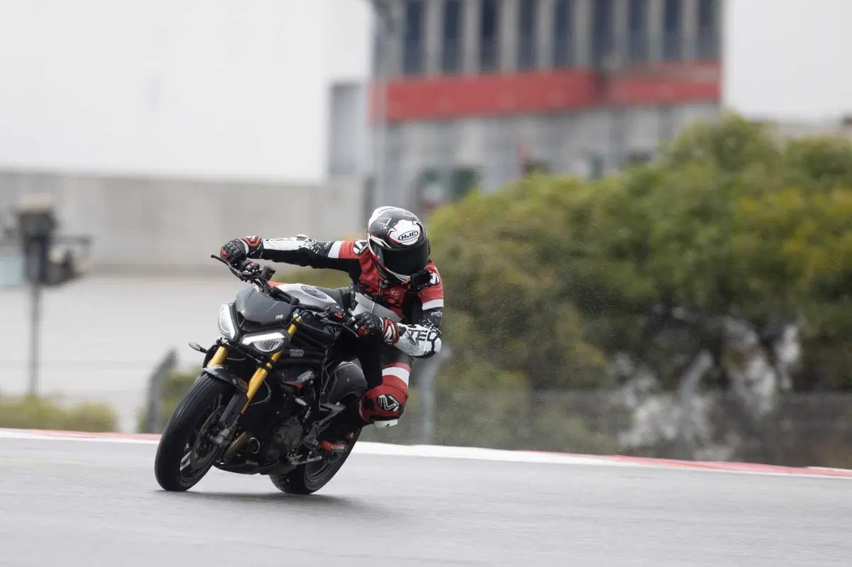 Triumph Speed Triple 1200 RS 2025 TEST [GALLERY] (14)