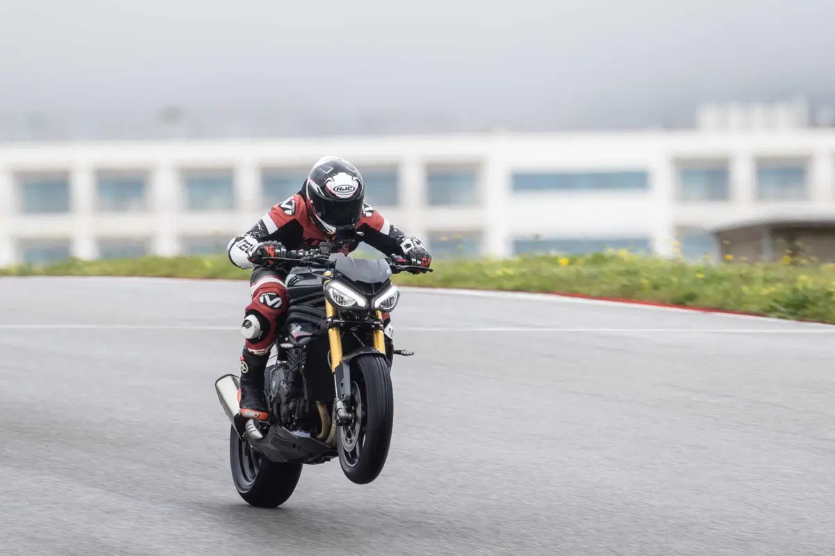 Triumph Speed Triple 1200 RS 2025 TEST [GALLERY] (16)
