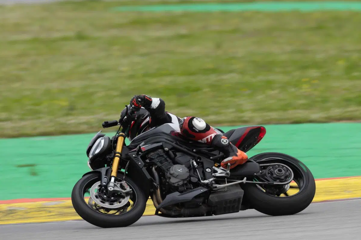 Triumph Speed Triple 1200 RS 2025 TEST [GALLERY] (19)