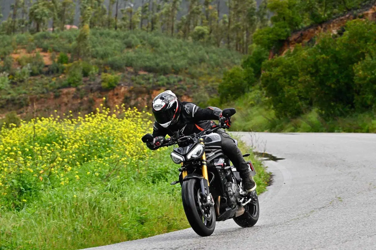 Triumph Speed Triple 1200 RS 2025 TEST [GALLERY] (26)