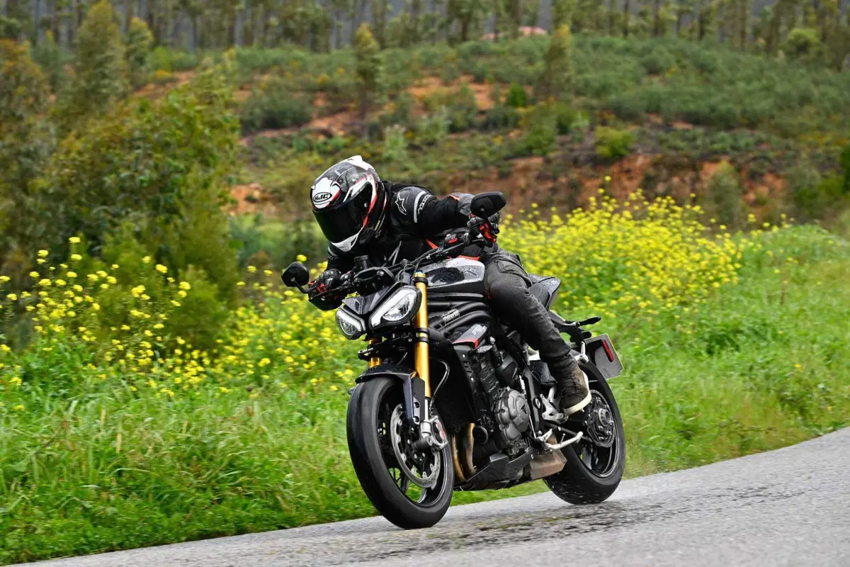 Triumph Speed Triple 1200 RS 2025 TEST [GALLERY] (27)