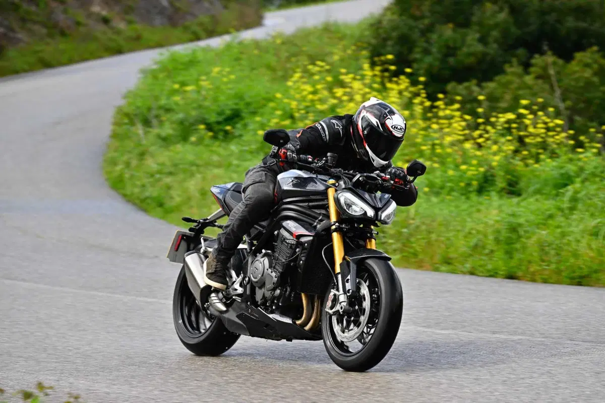 Triumph Speed Triple 1200 RS 2025 TEST [GALLERY] (28)