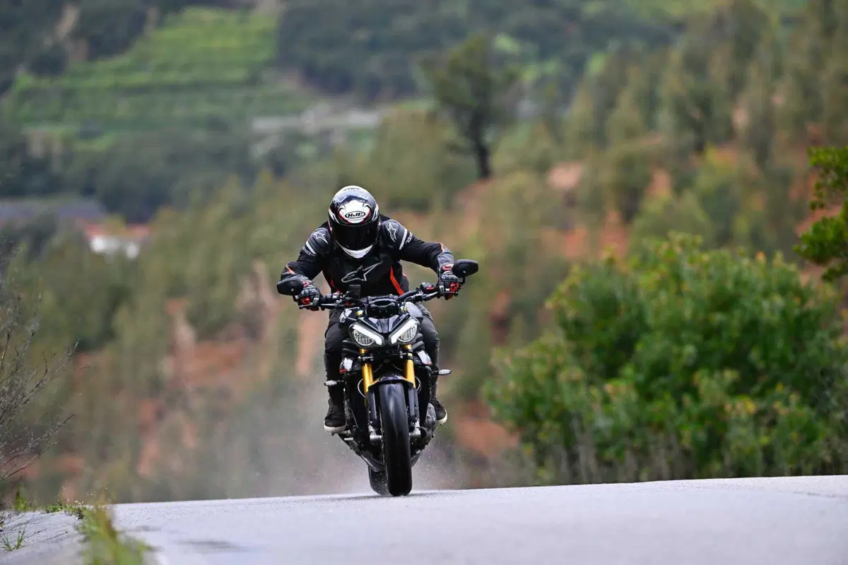 Triumph Speed Triple 1200 RS 2025 TEST [GALLERY] (32)