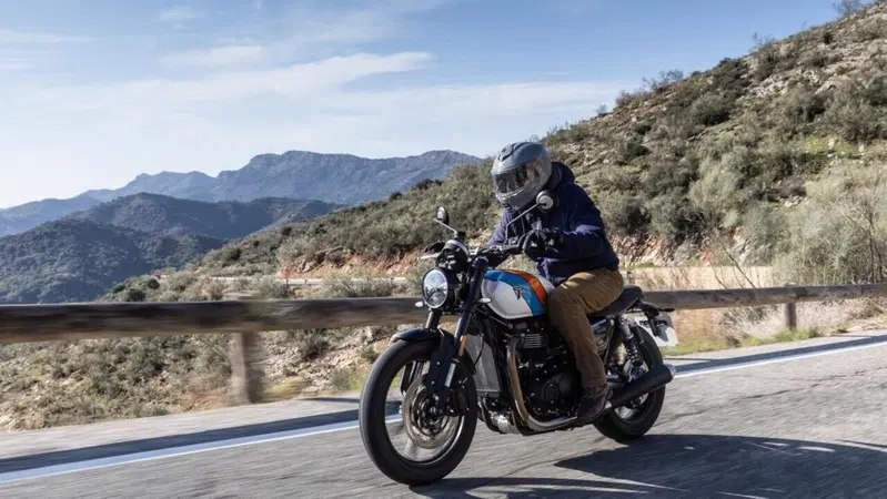 Triumph Speed Twin 900: pi&ugrave; modern che classic. Rispondiamo alle vostre domande [VIDEO]