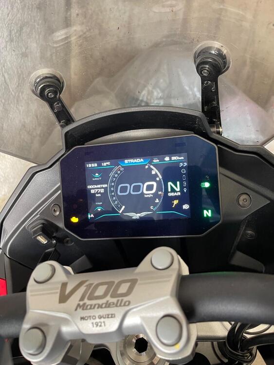 Moto Guzzi V100 Mandello (2022 - 24) (5)