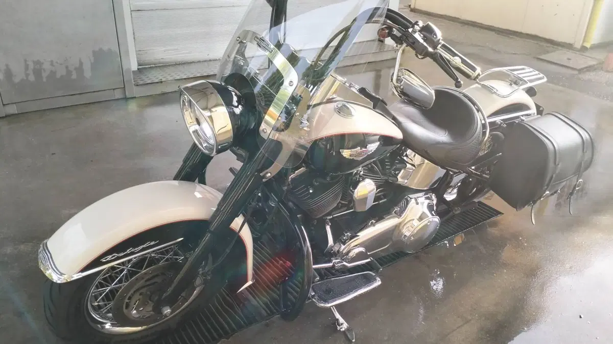 Harley-Davidson 1690 Deluxe ABS (2011 - 16) - FLSTN (4)