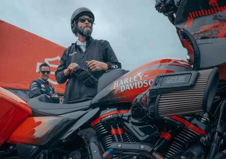 Keanu Reeves in sella a una Harley da 110 mila dollari