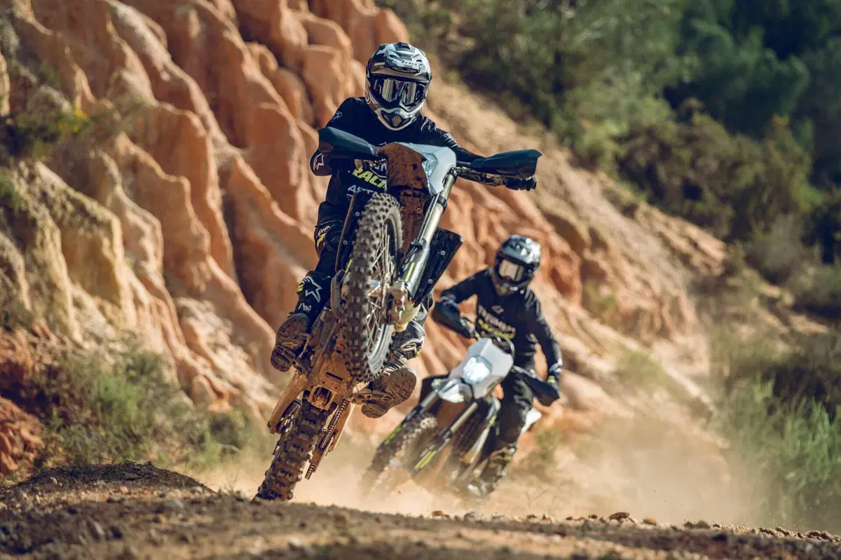 Triumph presenta le sue prime moto da enduro. Ecco la TF 450-E e la più piccola TF 250-E