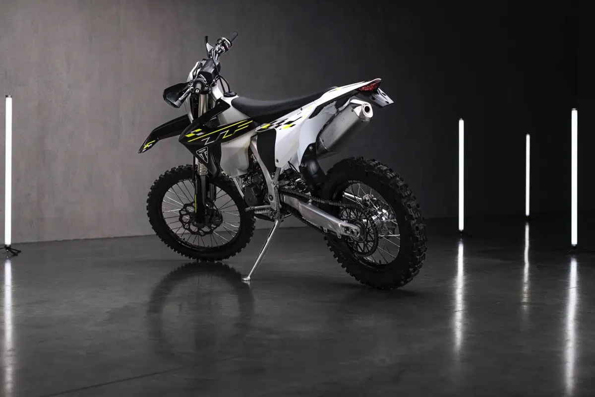 Triumph presenta le sue prime moto da enduro. Ecco la TF 450-E e la più piccola TF 250-E (3)