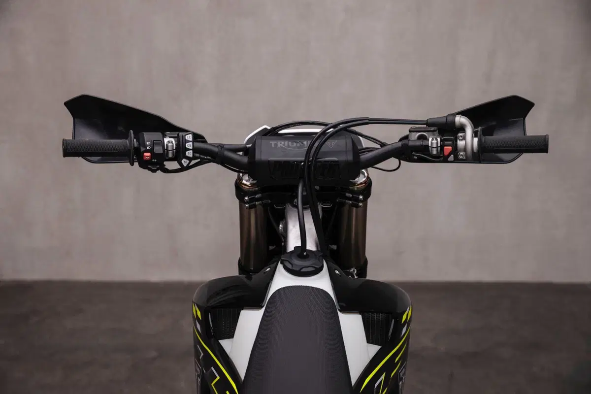 Triumph presenta le sue prime moto da enduro. Ecco la TF 450-E e la più piccola TF 250-E (5)