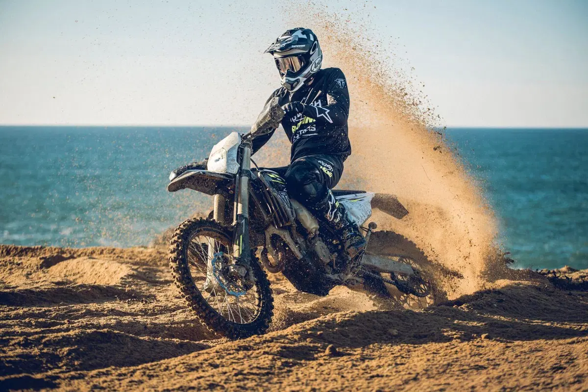 Triumph presenta le sue prime moto da enduro. Ecco la TF 450-E e la più piccola TF 250-E (6)