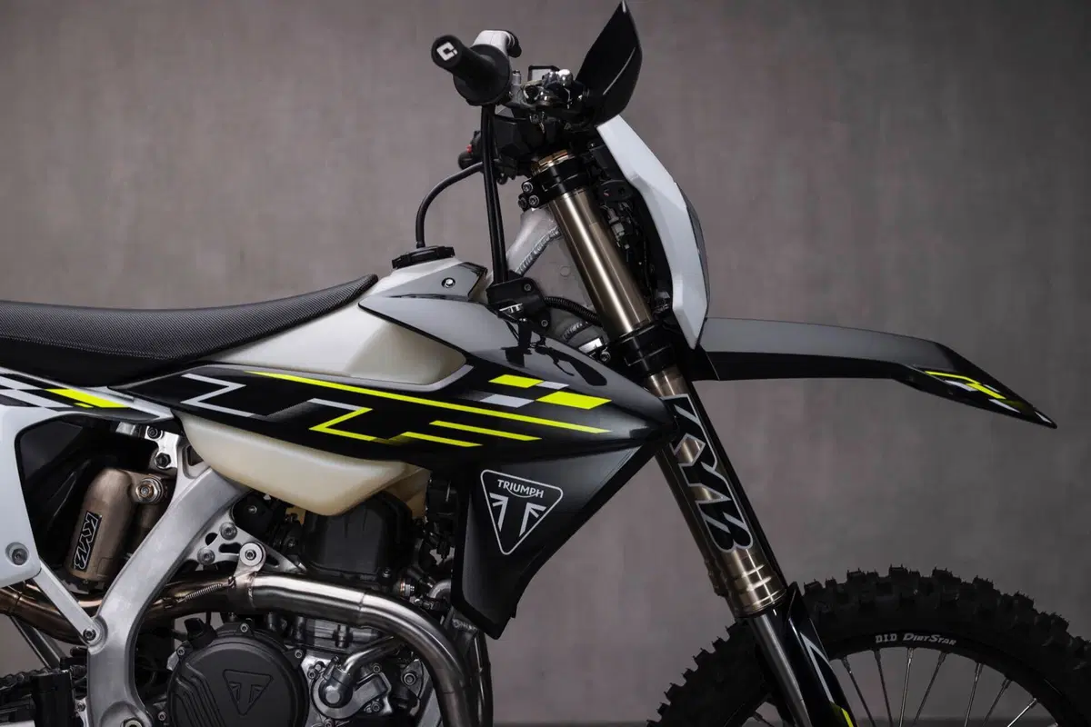 Triumph presenta le sue prime moto da enduro. Ecco la TF 450-E e la più piccola TF 250-E (7)