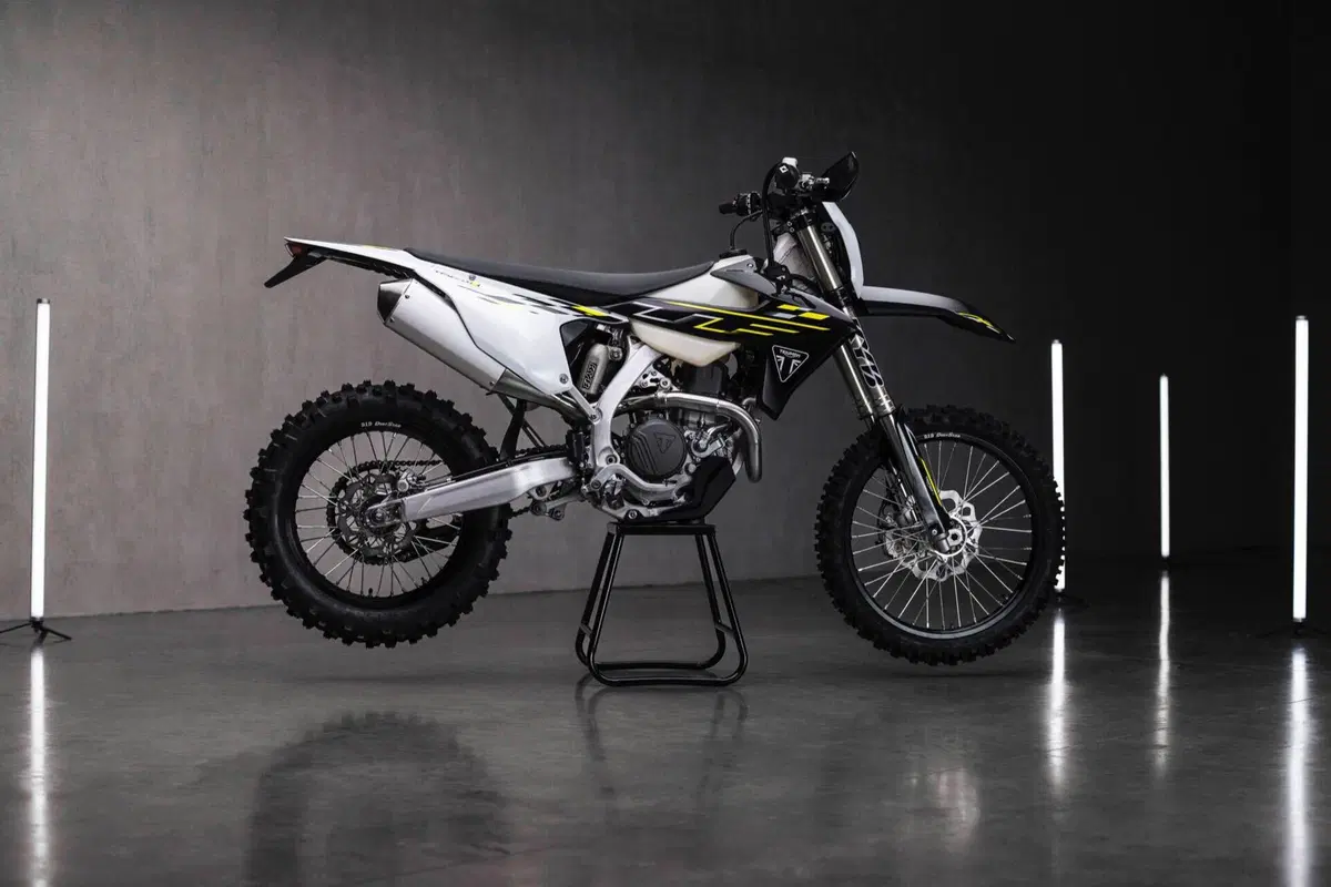 Triumph presenta le sue prime moto da enduro. Ecco la TF 450-E e la più piccola TF 250-E (9)