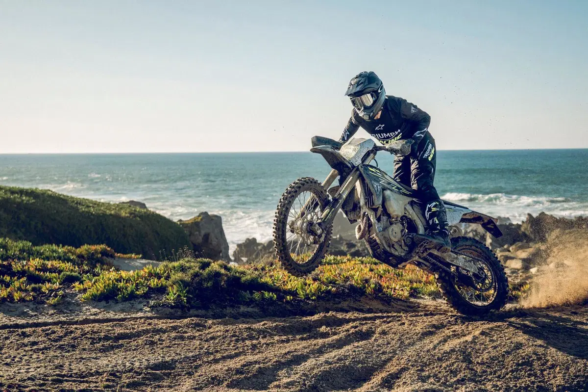 Triumph presenta le sue prime moto da enduro. Ecco la TF 450-E e la più piccola TF 250-E (10)