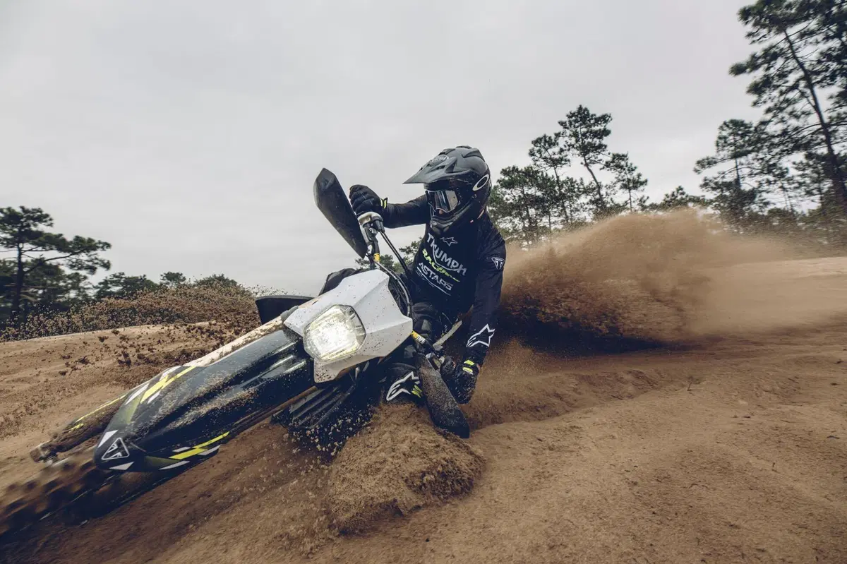 Triumph presenta le sue prime moto da enduro. Ecco la TF 450-E e la più piccola TF 250-E (11)